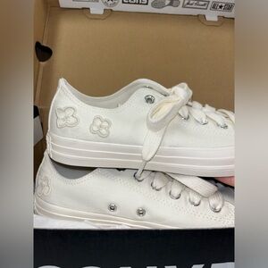 Adorable Flower low top Converse 🌸 🤍 Brand new with box!!🤍🤍